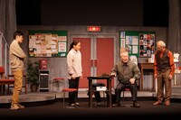 秋田雨雀・土方与志記念 青年劇場 第120回公演「キネマの神様」より。（撮影：V-WAVE）