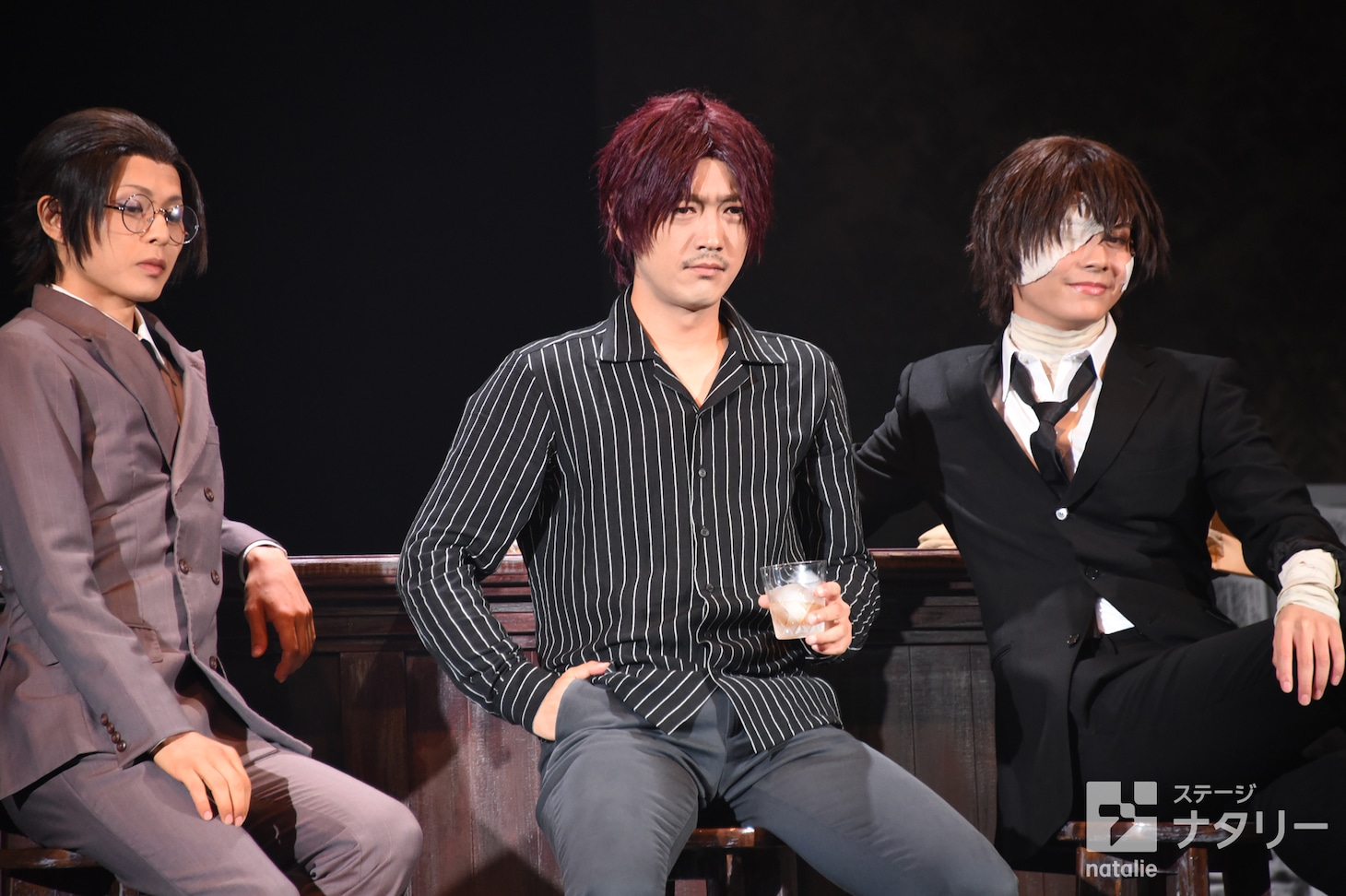 舞台「文豪ストレイドッグス 黒の時代」より。左から荒木宏文演じる坂口安吾、谷口賢志演じる織田作之助、多和田秀弥演じる太宰治。