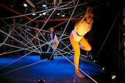オフィスコットーネ セレクションvol.1「踊るよ鳥ト少し短く」より。(撮影:青木司)