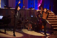 WOWOWプライム「WOWOWオリジナルミュージカルコメディ 福田雄一×井上芳雄『グリーン＆ブラックス』」#18より、左から井上芳雄、北翔海莉。