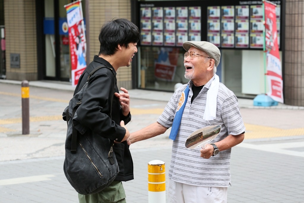 さいたまゴールド・シアター 徘徊演劇「『よみちにひはくれない』浦和バージョン」より。（撮影：宮川舞子）