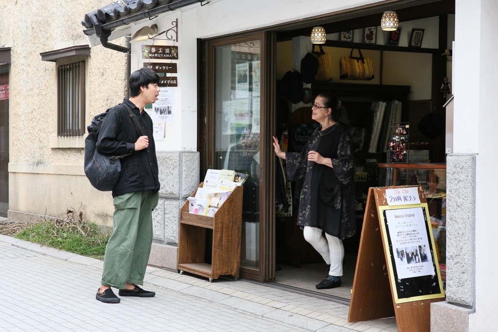 さいたまゴールド・シアター 徘徊演劇「『よみちにひはくれない』浦和バージョン」より。（撮影：宮川舞子）
