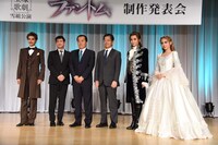 宝塚歌劇雪組「ミュージカル『ファントム』」より、左から彩風咲奈、中村一徳、宝塚歌劇団の小川友次理事長、三井住友カード株式会社の大西幸彦代表取締役社長、望海風斗、真彩希帆。