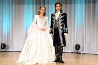 左から真彩希帆、望海風斗。