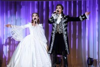 宝塚歌劇雪組「ミュージカル『ファントム』」より、左から真彩希帆演じるクリスティーヌ、望海風斗演じるファントム。