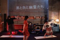 バストリオ＋松本一哉「黒と白と幽霊たち」東京公演の様子。(c)黒木麻衣