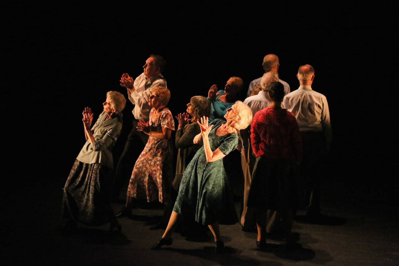 60歳以上のメンバーがダンス、カンパニー・オブ・エルダーズ来日公演