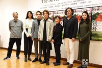 「The Silver Tassie 銀杯」制作発表会より、左から森新太郎、浦浜アリサ、矢田悠祐、中山優馬、三田和代、横田栄司、安田聖愛。