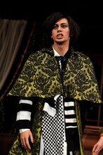 古谷大和演じるアケチ。（撮影：鏡田伸幸）