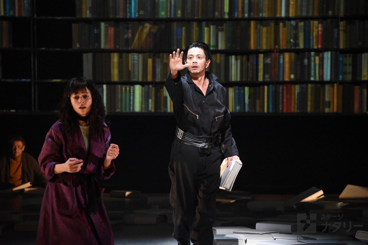 燃え盛る炎…白井晃演出「華氏451度」吉沢悠が焚書官の苦悩を体現