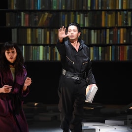 燃え盛る炎…白井晃演出「華氏451度」吉沢悠が焚書官の苦悩を体現