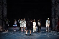 ティーファクトリー 吉祥寺シアター提携公演「レディ・オルガの人生」より。（撮影：宮内勝）