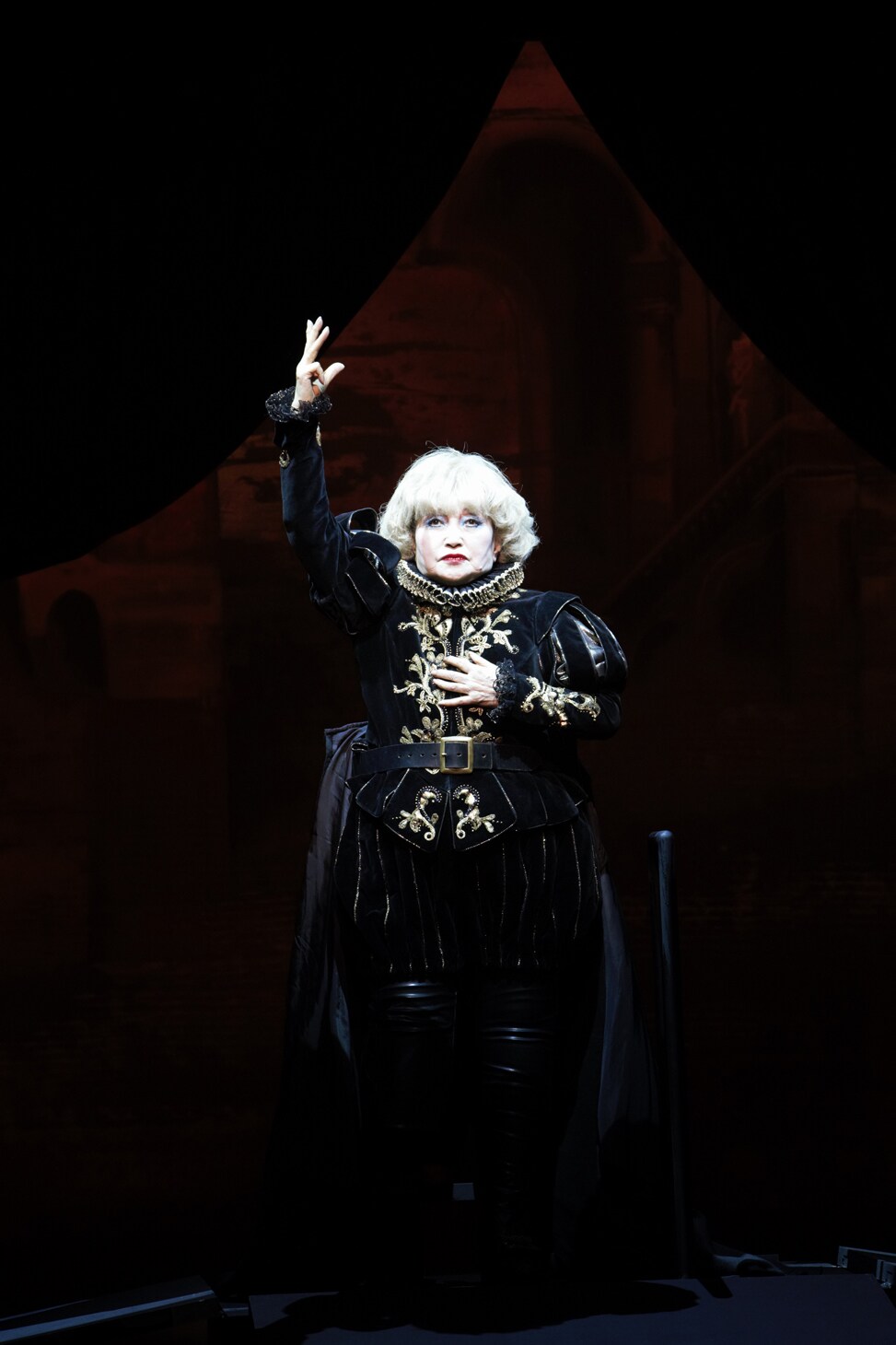 黒柳徹子が足を切断した女優演じる、シリーズ最終公演「ライオンのあとで」開幕