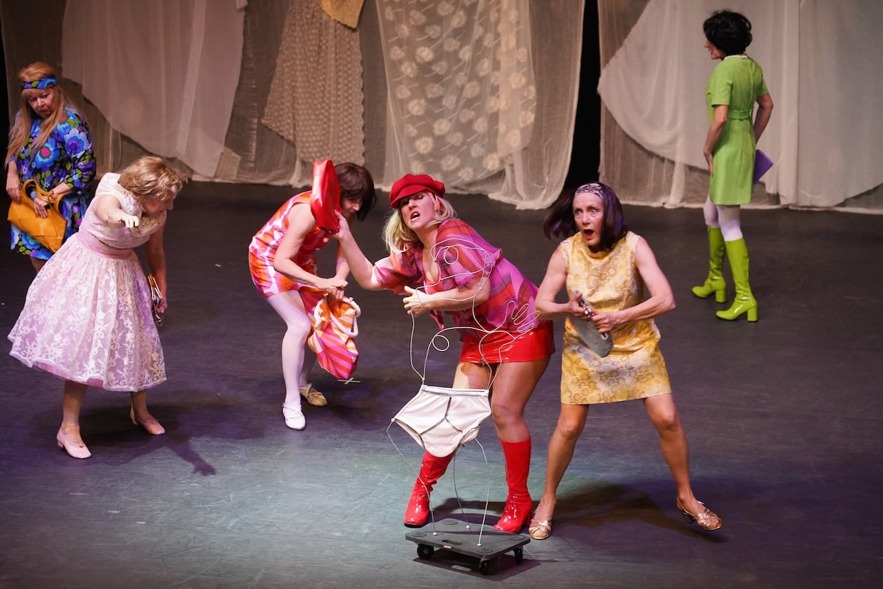 タスマニアの高齢者ダンスカンパニーによる「フロック（ドレス）」開幕