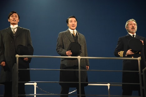 ミュージカル「タイタニック」フォトコールより。左から加藤和樹演じるアンドリュース、石川禅演じるイスメイ、鈴木壮麻演じるスミス。