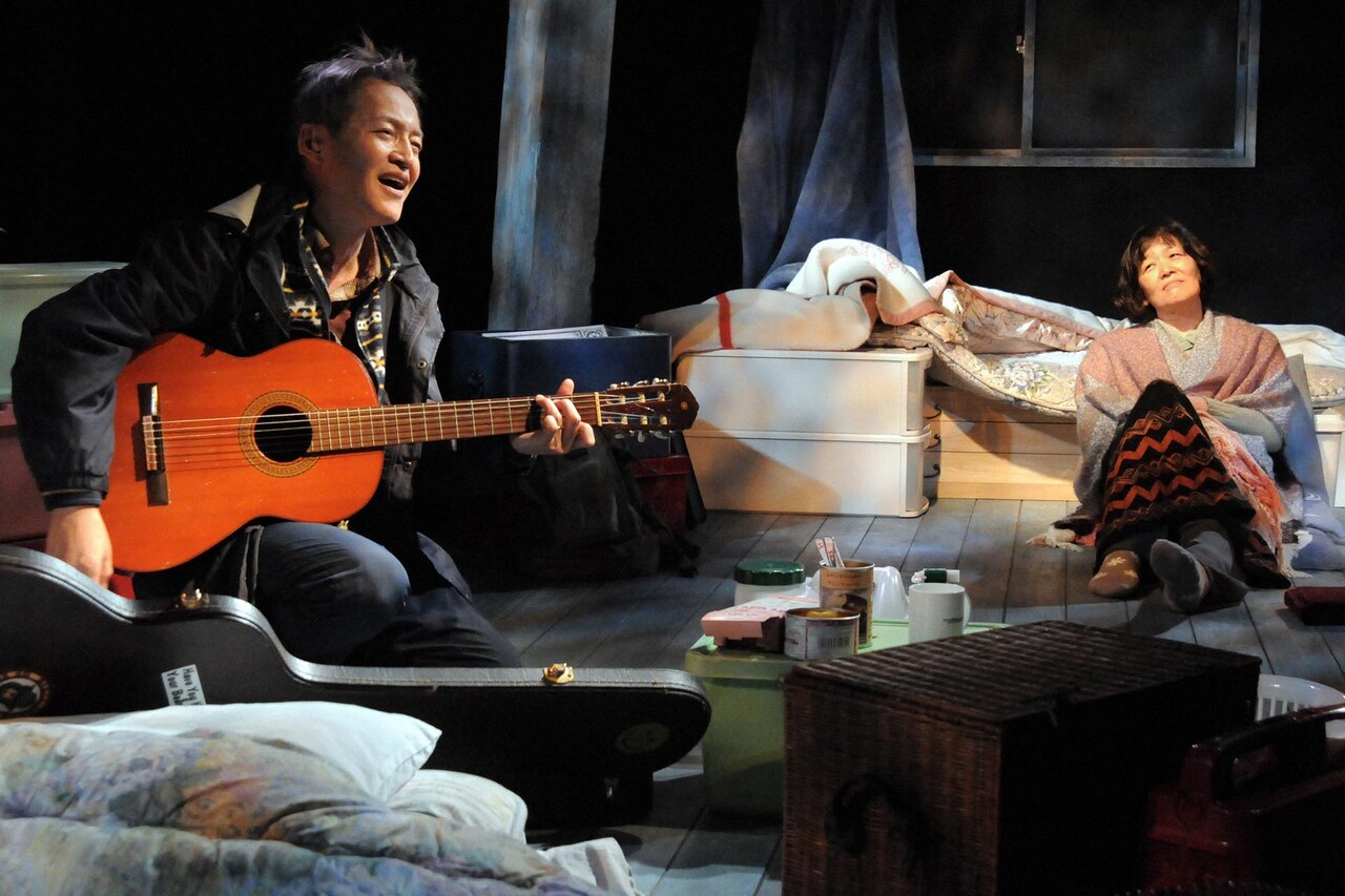 老夫婦の避難生活描く、青年座「ぼたん雪が舞うとき」がNHK BSで放送