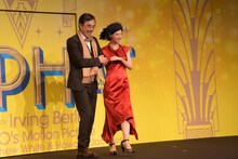 左から益岡徹、朝海ひかる。