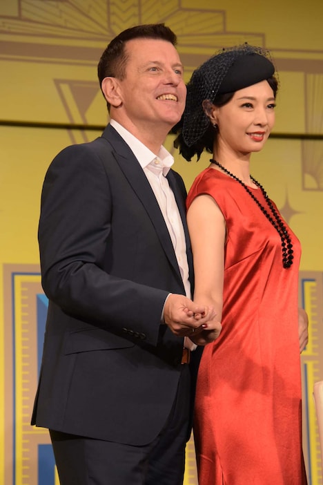 朝海ひかるの手を取ってポーズを取るビル・ディーマー(左)。