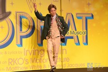 自身の演じるアルベルト役をイメージしたポーズを決める屋良朝幸。