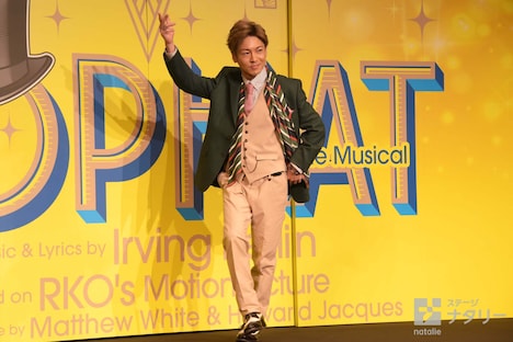 自身の演じるアルベルト役をイメージしたポーズを決める屋良朝幸。