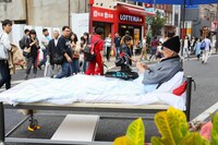 さいたまゴールド・シアター×デービッド・スレイター「BED」より。（撮影：宮川舞子）