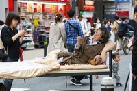 さいたまゴールド・シアター×デービッド・スレイター「BED」より。（撮影：宮川舞子）