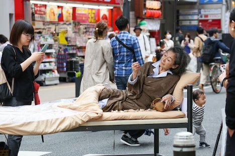 さいたまゴールド・シアター×デービッド・スレイター「BED」より。（撮影：宮川舞子）