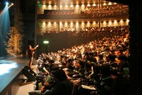 静岡・静岡芸術劇場で行われた中高生鑑賞事業公演の様子。