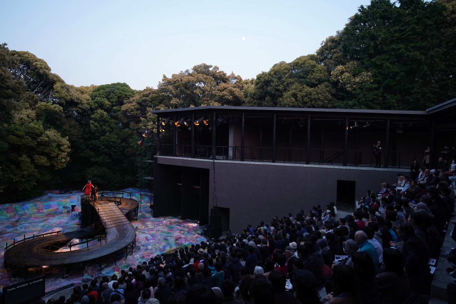 2018年4月に静岡・舞台芸術公園 野外劇場「有度」で上演された、愛知県芸術劇場・SPAC（静岡県舞台芸術センター）共同企画「寿歌」より。