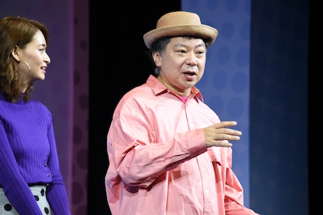 舞台「カレフォン」初日挨拶より。左から柳美稀、鈴木おさむ。