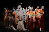 花組芝居「天守物語」鏡組より。（撮影：宮内勝）