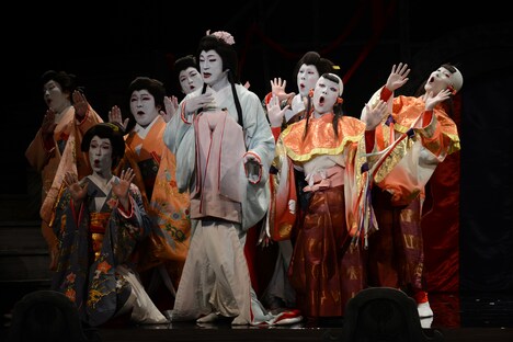 花組芝居「天守物語」鏡組より。（撮影：宮内勝）