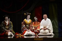 花組芝居「天守物語」鏡組より。（撮影：宮内勝）