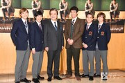 左から中村海人（Travis Japan / ジャニーズJr.）、永田崇人、大和田伸也、佐藤隆太、宮近海斗（Travis Japan / ジャニーズJr.）、七五三掛龍也（Travis Japan / ジャニーズJr.）。