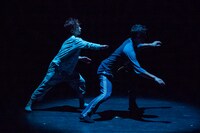 愛知県芸術劇場ミニセレ「ダンス・セレクション」より、+81「Lilly and I」の様子。（撮影：羽鳥直志）