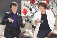 冠徹弥による作品紹介ムービーが流れる中、「荒廃した東京、豊洲から始まる……」の箇所で「ここ、ここ」と地面を指差す高杉真宙（左）と浦井健治（右）。