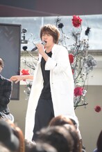 「明けない夜はSo Long」を歌う浦井健治。