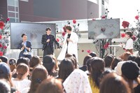 「明けない夜はSo Long」のイントロが再度流れたので、高杉真宙を引っ張り出す浦井健治。