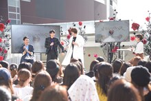 「明けない夜はSo Long」のイントロが再度流れたので、高杉真宙を引っ張り出す浦井健治。