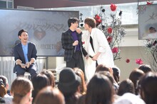 歌い終わって顔を見合わせる高杉真宙（中央）と浦井健治（右）。