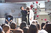 爆笑する高杉真宙（中央）と浦井健治（右）。