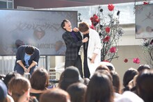 爆笑する高杉真宙（中央）と浦井健治（右）。