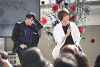 照れる高杉真宙（左）。