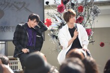 照れる高杉真宙（左）。