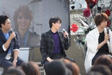 自撮りフォトを紹介する高杉真宙（中央）。