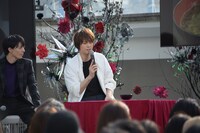 ゲン担ぎの品を紹介するコーナーで、海苔の味噌汁のよさを語る浦井健治。