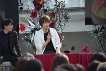 ゲン担ぎの品を紹介するコーナーで、海苔の味噌汁のよさを語る浦井健治。