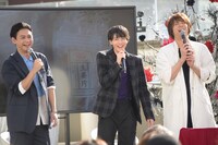 ゲン担ぎの品を紹介するコーナーで、高杉真宙おすすめの生姜チップを食べる3人。