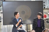 ゲン担ぎの品を紹介するコーナーで、5円玉について語る柳下大（左）。