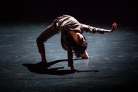 愛知県芸術劇場ミニセレ「ダンス・セレクション」より、小暮香帆「ミモザ」の様子。（撮影：羽鳥直志）